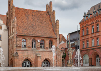 Fokusimpulse – Stadtansichten Stendal Marktplatz mit Rathaus und Roland